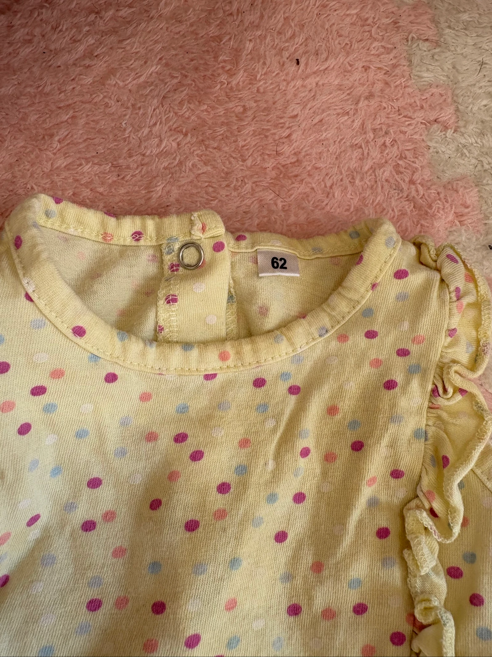 Body de bebé con volantes para niña de 3 meses amarillo con lunares pastel – Adorable – photo 2